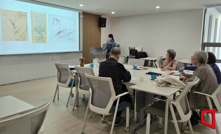 서울 송파구 '위례 심포니아' 프로그램실에서 입주민들이 아트테라피 수업에 참여하고 있다. 최서윤 기자