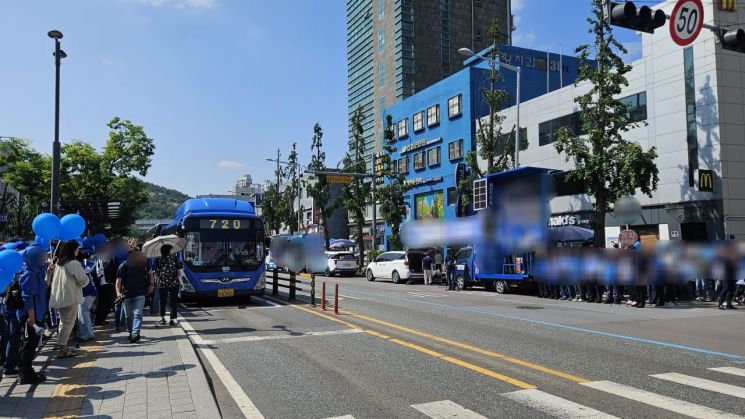 서울 서대문구 홍제역 일대에서 선거 유세가 진행되고 있다. 후보 지지자들과 경찰 인력이 뒤섞여 도로와 버스정류장을 차지하고 있다. 박재현 기자