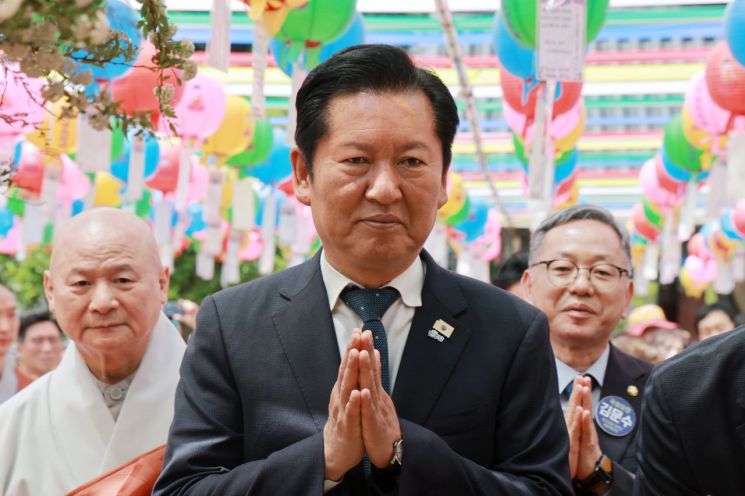 정청래 더불어민주당 대표가 24일 전남 순천시 송광사에서 열린 봉축법요식에 참석했다. 연합뉴스 제공