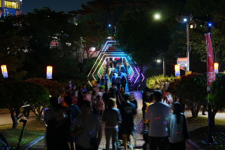 오산문화재단(대표이사 서정욱)이 지난 23일 고인돌공원 일원에서 '2026 오! 해피 장미빛 축제' 개막식을 열고 있다. 오산시 제공