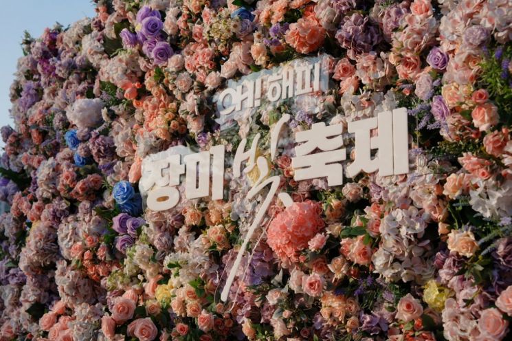 오산문화재단(대표이사 서정욱)이 지난 23일 고인돌공원 일원에서 '2026 오! 해피 장미빛 축제' 개막식을 열고 있다. 오산시 제공