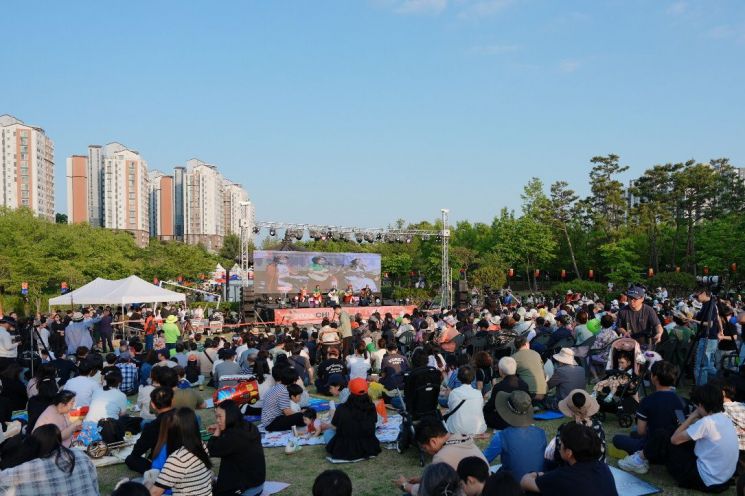 오산문화재단(대표이사 서정욱)이 지난 23일 고인돌공원 일원에서 '2026 오! 해피 장미빛 축제' 개막식을 열고 있다. 오산시 제공