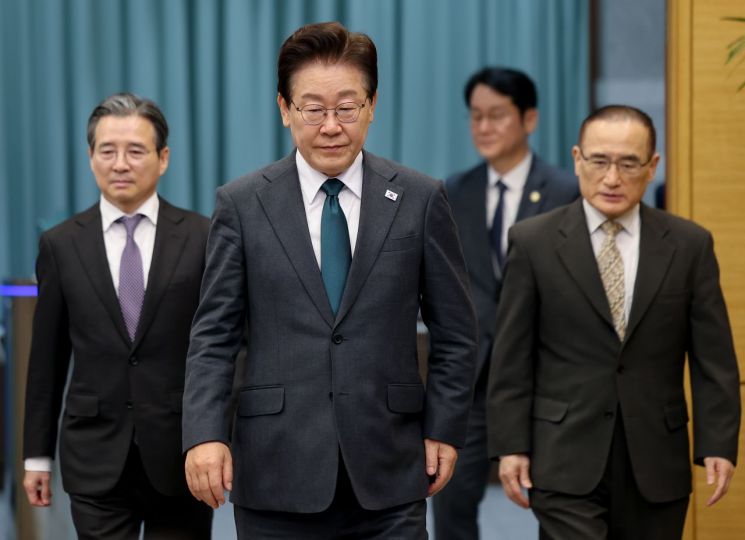 이재명 대통령이 7일 청와대 여민관에서 열린 수석보좌관회의에 입장하고 있다. 연합뉴스