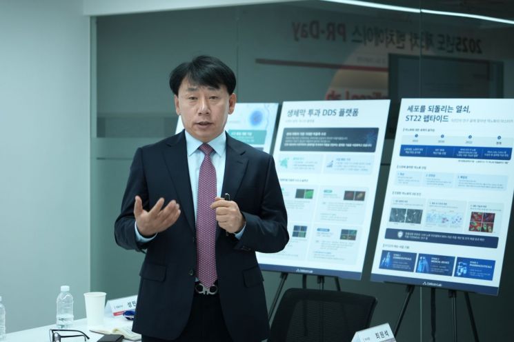 지난 20일 대전 중구 셀아이콘랩 본사에서 성민규 셀아이콘랩 대표가 생체막 투과 DDS(약물 전달 시스템) 플랫폼을 설명하고 있다. 벤처기업협회