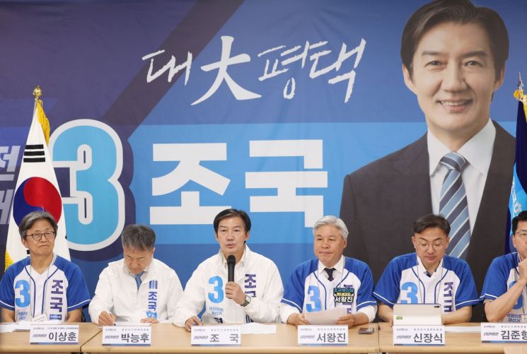 경기 평택을 국회의원 재선거에 출마한 조국 조국혁신당 후보 겸 상임선거대책위원장이 25일 경기도 평택시 선거사무소에서 열린 중앙선거대책위원회 회의에서 발언하고 있다. 연합뉴스