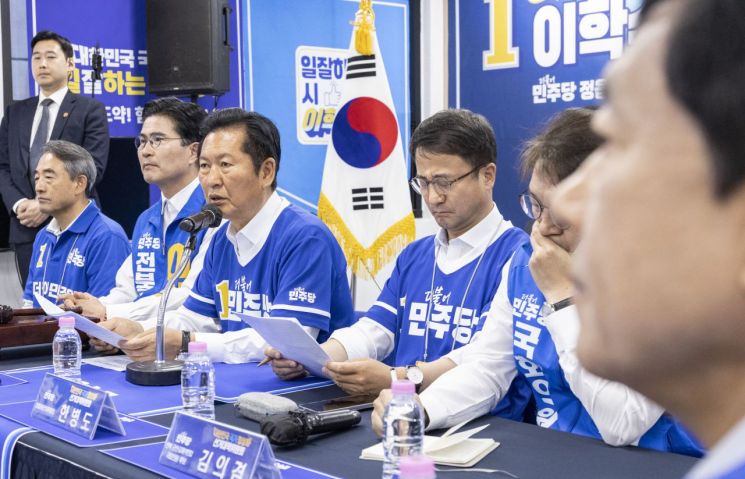 정청래 더불어민주당 총괄상임선대위원장이 25일 전북 정읍시 이학수 정읍시장 후보 선거사무소에서 열린 중앙선거대책위원회 회의에서 발언하고 있다. 연합뉴스