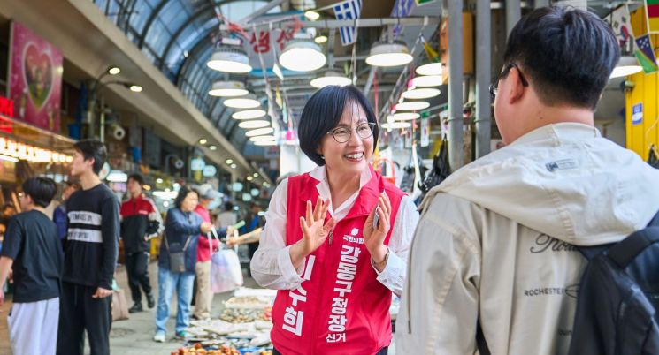 이수희 강동구청장 후보가 관내 전통시장에서 주민과 만나 대화를 나누고 있다. 선거사무소 제공.