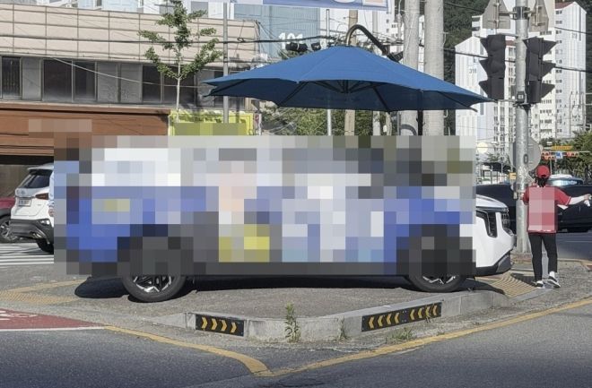 대전 동구의 한 교차로에서 선거 홍보 차량이 교통섬 위에 주차한 모습. 온라인 커뮤니티