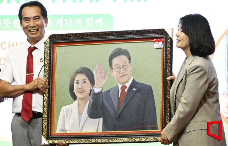 대한민국 대통령 부부의 초상화 왼쪽( 호찌민 느 응 옥 화백, 손하은 봄재단 호아바바 한국본부 회장이 초상화를 받고 있다.[사진=권병건 기자]