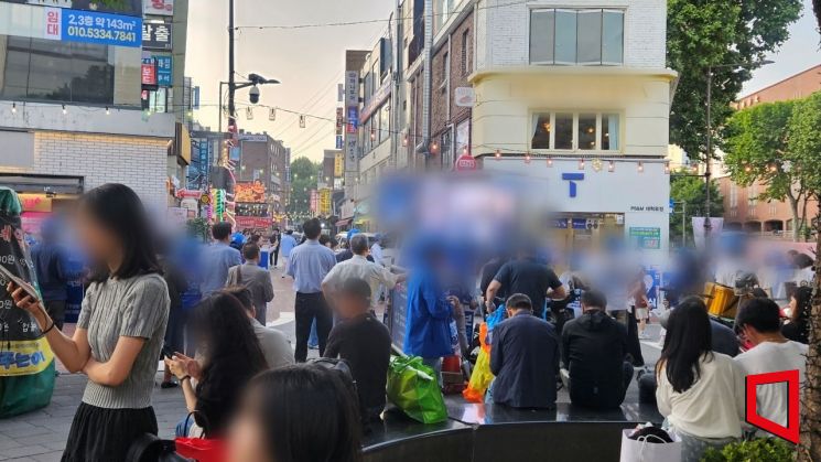 서울 종로구 혜화역 일대에서 선거 유세가 진행되고 있다. 벤치에 앉은 시민들은 눈길을 주지 않고 스마트폰 화면만 바라보고 있다. 박재현 기자