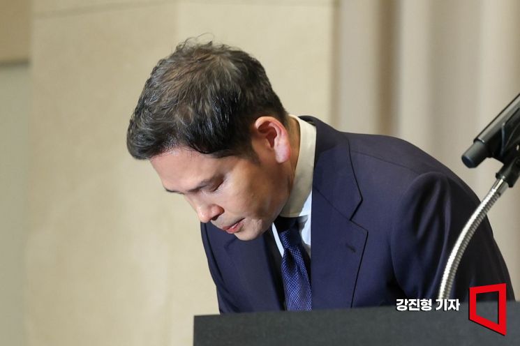 정용진 신세계그룹 회장이 지난달 26일 서울 강남구 조선팰리스 호텔에서 스타벅스코리아의 '탱크데이' 논란에 대해 대국민 사과 하고 있다. 아시아경제DB