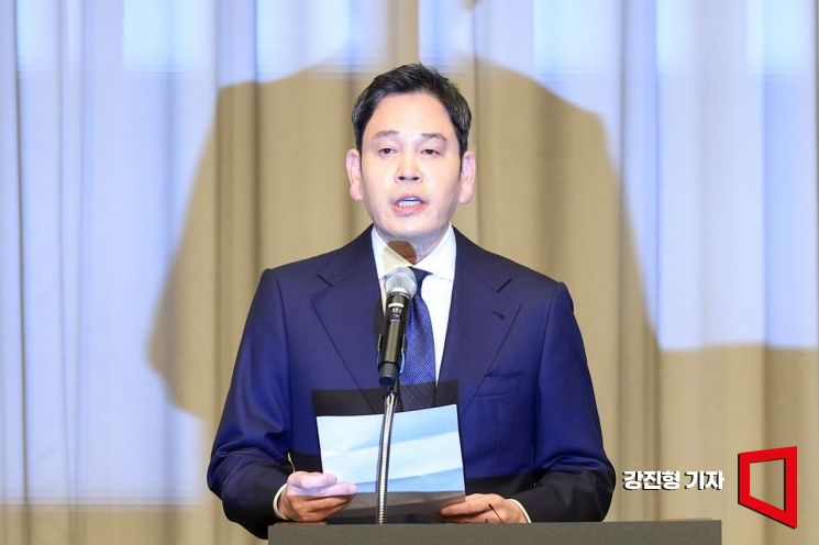 정용진 신세계그룹 회장이 26일 서울 강남구 조선팰리스 호텔에서 스타벅스코리아의 '탱크데이' 논란에 대해 대국민 사과 하고 있다. 2026.5.26 강진형 기자