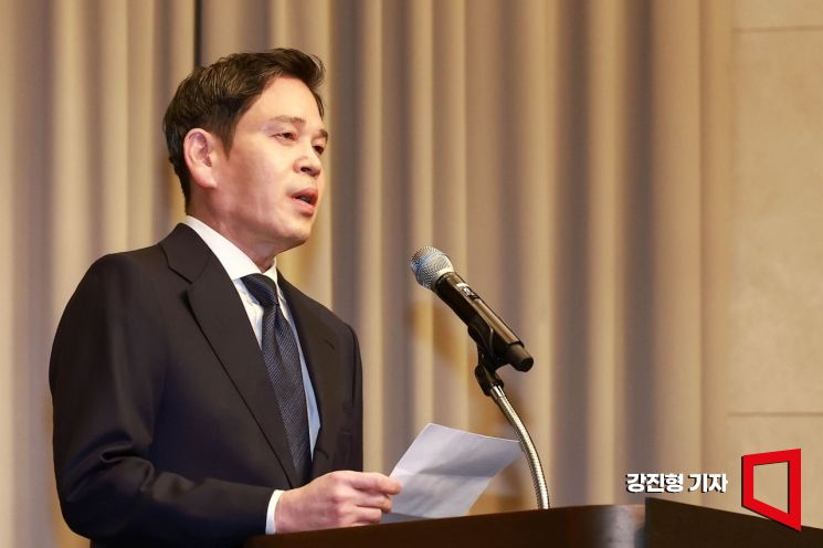 정용진 신세계그룹 회장이 26일 서울 강남구 조선팰리스 호텔에서 스타벅스코리아의 '탱크데이' 논란에 대해 대국민 사과 하고 있다. 강진형 기자