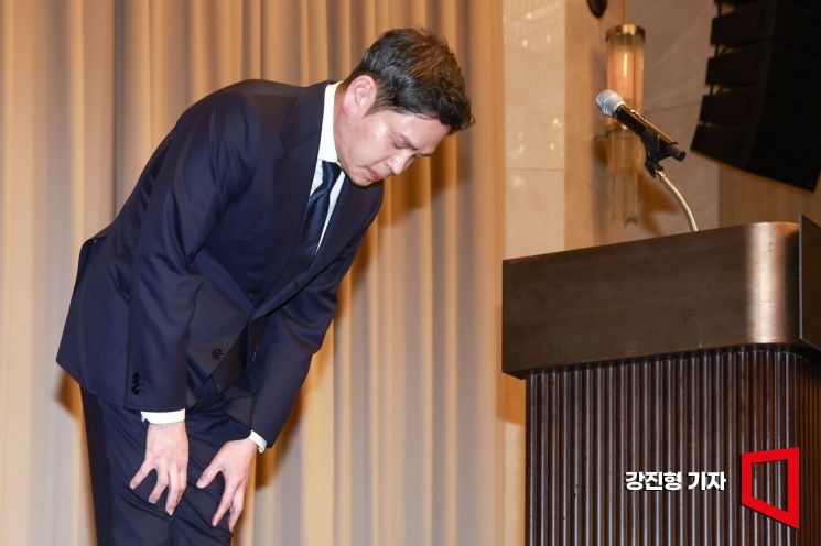 정용진 신세계그룹 회장이 26일 서울 강남구 조선팰리스 호텔에서 스타벅스코리아의 '탱크데이' 논란에 대해 대국민 사과 하고 있다. 2026.5.26 강진형 기자