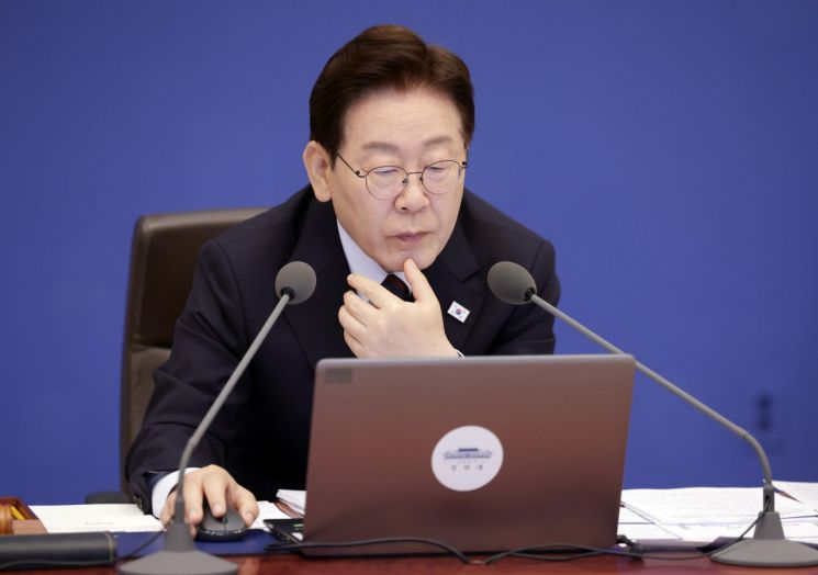 이재명 대통령이 26일 청와대에서 열린 국무회의 겸 비상경제점검회의에서 자료를 보고 있다. 2026.5.26 [청와대통신사진기자단] 연합뉴스