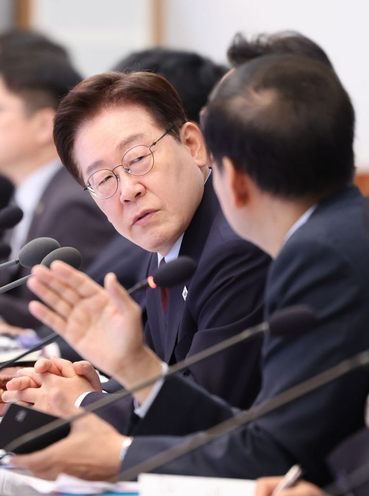 이재명 대통령이 26일 청와대에서 열린 국무회의 겸 비상경제점검회의에서 구윤철 부총리 겸 재정경제부 장관의 발언을 듣고 있다. 2026.5.26 [청와대통신사진기자단] 연합뉴스