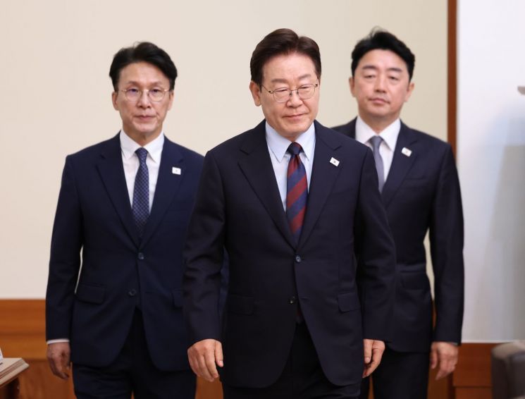 이재명 대통령이 26일 청와대에서 국무회의 겸 비상경제점검회의에 입장하고 있다. 2026.5.26 [청와대통신사진기자단] 연합뉴스