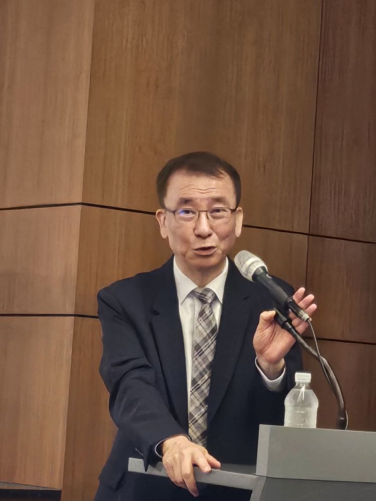 Jinho Jung, President of the Korean Academy of Science and Technology, is answering reporters' questions. Photo by Jounghwa Kim