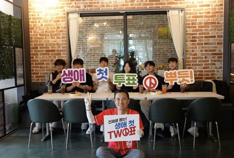 김진태 국민의힘 강원도지사 후보가 전일 강원 철원 한 카페에서 철원고등학교와 철원여자고등학교 고3 학생들과 만나 '특별한 TWO표 시리즈 4탄 - 생애 첫 투표!' 행사를 진행하고 있다. 김 후보 캠프 제공