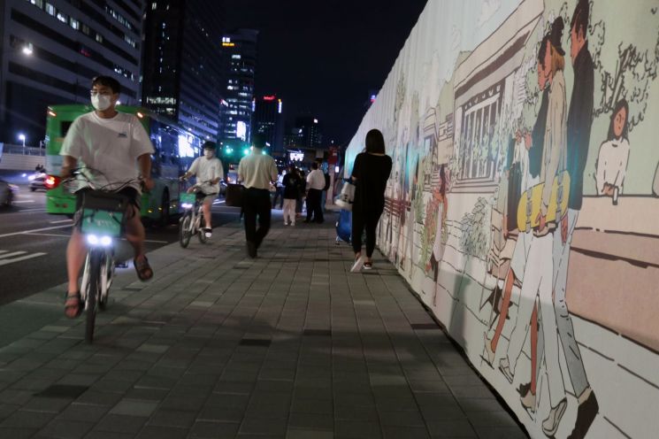 2021년 7월, 젊은이들은 마스크를 쓰고도 자전거를 잘 탔다.