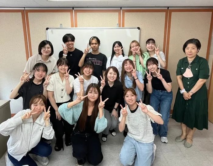 크리에이트립의 숙소와 어학당을 연계한 한 달 살기 상품 이용자들이 기념사진을 찍고 있다. 크리에이트립