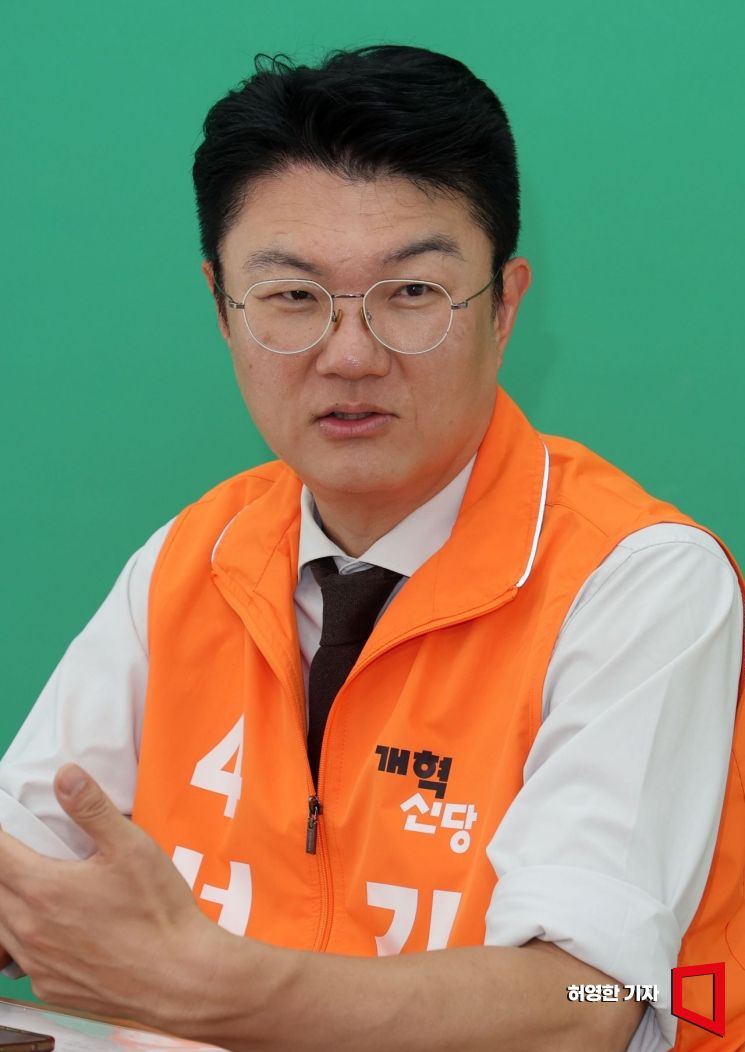 지난 26일 김정철 개혁신당 서울시장 후보가 아시아경제 본사에서 소종섭의 시사쇼에 출연해 소종섭 스페셜리스트와 인터뷰하고 있다. 허영한 기자