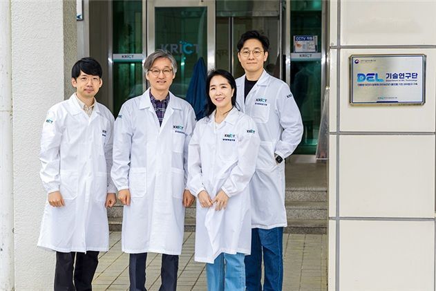 Key researchers of the DEL Technology Research Group (from left: Yoonho Lee, Team Leader; Jeongnyeong Heo, Director; Ki-young Kim, Team Leader; Hyunjin Kim, Team Leader). Courtesy of the Korea Research Institute of Chemical Technology