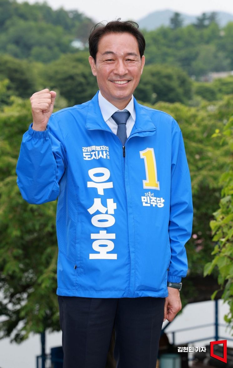 우상호 더불어민주당 강원도지사 후보가 강원 춘천시 공지천에서 아시아경제와 만나 포즈를 취하고 있다. 2026.5.26 김현민 기자