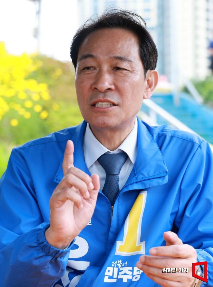 우상호 더불어민주당 강원도지사 후보가 강원 춘천시 공지천에서 아시아경제와 만나 인터뷰하고 있다. 2026.5.26 김현민 기자