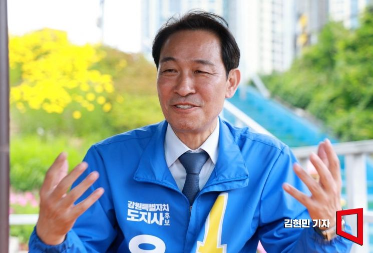우상호 더불어민주당 강원도지사 후보가 강원 춘천시 공지천에서 아시아경제와 만나 인터뷰하고 있다. 2026.5.26 김현민 기자