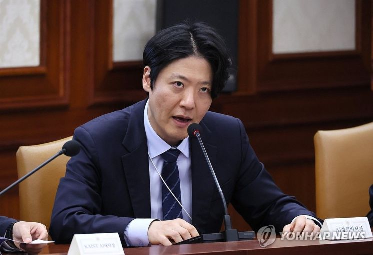 김우창 대통령실 AI정책비서관이 24일 서울 종로구 정부서울청사에서 열린 글로벌 AI 허브 유치위원회에서 글로벌 AI 허브 추진경과 및 향후계획 대해 보고하고 있다. 2026.3.24 연합뉴스