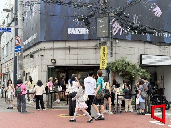 Foreign tourists lined up in front of a famous salt bread bakery located in Seongsu-dong, Seoul, on the afternoon of the 26th. Photo by Yaeju Han