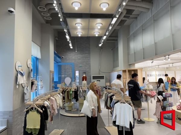 Foreign tourists shopping at '29CM Kids Seongsu,' located in Seongsu-dong, Seoul, on the afternoon of the 26th. Photo by Yaeju Han