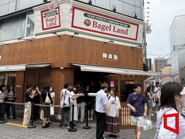 Foreign tourists lined up in front of a glutinous rice cake dessert cafe located in Seongsu-dong, Seoul, on the afternoon of the 26th. Photo by Yaejoo Han
