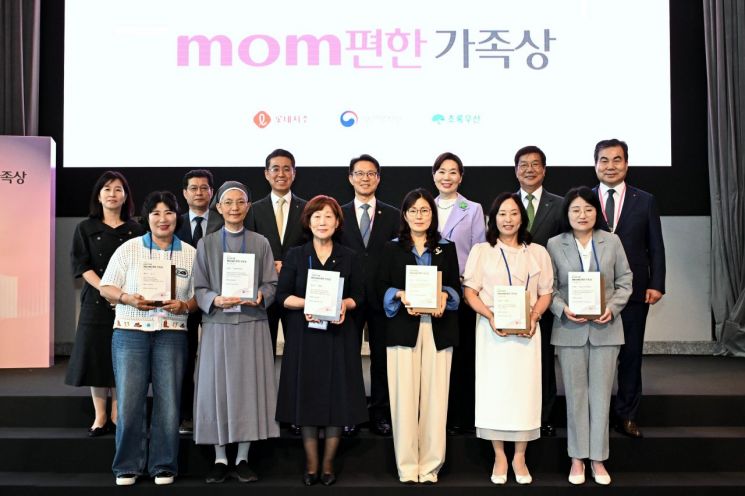 4,000 Hours of Volunteering While Battling Cancer”… Lotte Holds First ‘mom Comfortable Family Awards’ Ceremony