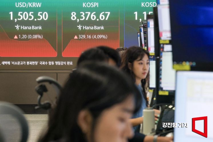 코스피 지수가 장중 8400포인트를 돌파하며 매수 사이드카가 발동된 27일 서울 중구 하나은행 본점 딜링룸 전광판에 국내증시 현황이 표시돼 있다. 2026.5.27 강진형 기자