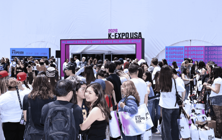Visitors who came to the '2026 K-Expo USA' are watching and experiencing the exhibition.