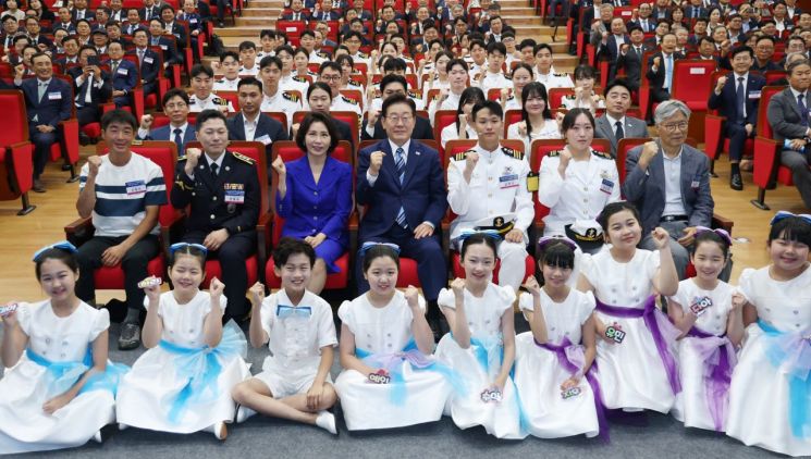 이재명 대통령과 김혜경 여사가 27일 부산 영도구에서 제31회 바다의 날 기념식을 마친 후 참석자들과 기념촬영을 하고 있다. 2026.5.27 연합뉴스