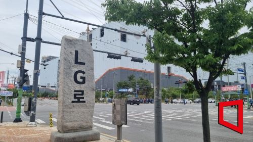 26일 오후 점심시간 무렵 충북 청주시 흥덕구 SK하이닉스 공장 인근에서 점심을 마친 근로자들이 6.3 지방선거 후보 현수막이 걸린 사거리를 건너가고 있다. 청주=문혜원 기자