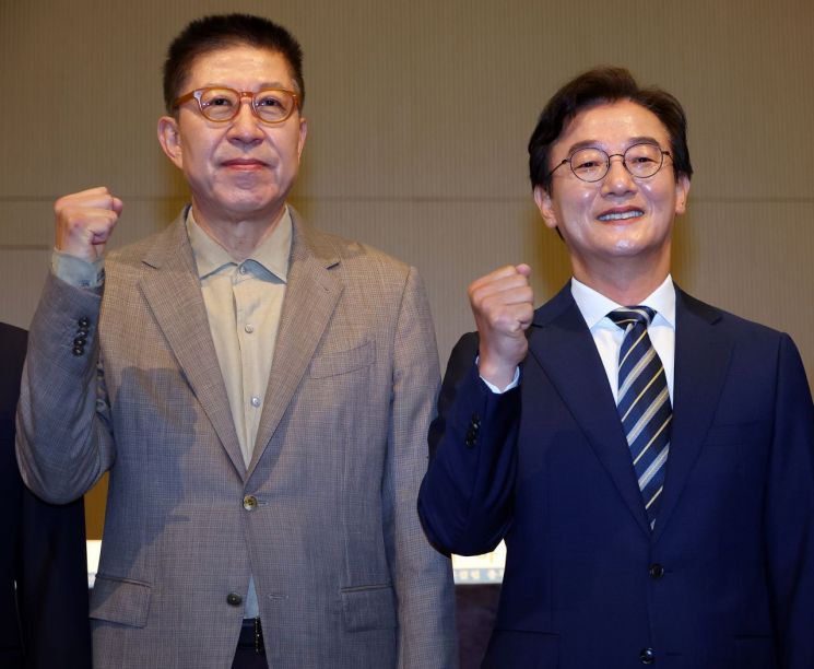더불어민주당 전재수 부산시장 후보와 국민의힘 박형준 부산시장 후보가 지난 26일 오전 부산 해운대구 동서대학교 센텀캠퍼스에서 열린 관훈클럽·부산일보 주최 관훈토론회에 나와 파이팅을 외치고 있다. [이미지출처=연합뉴스]