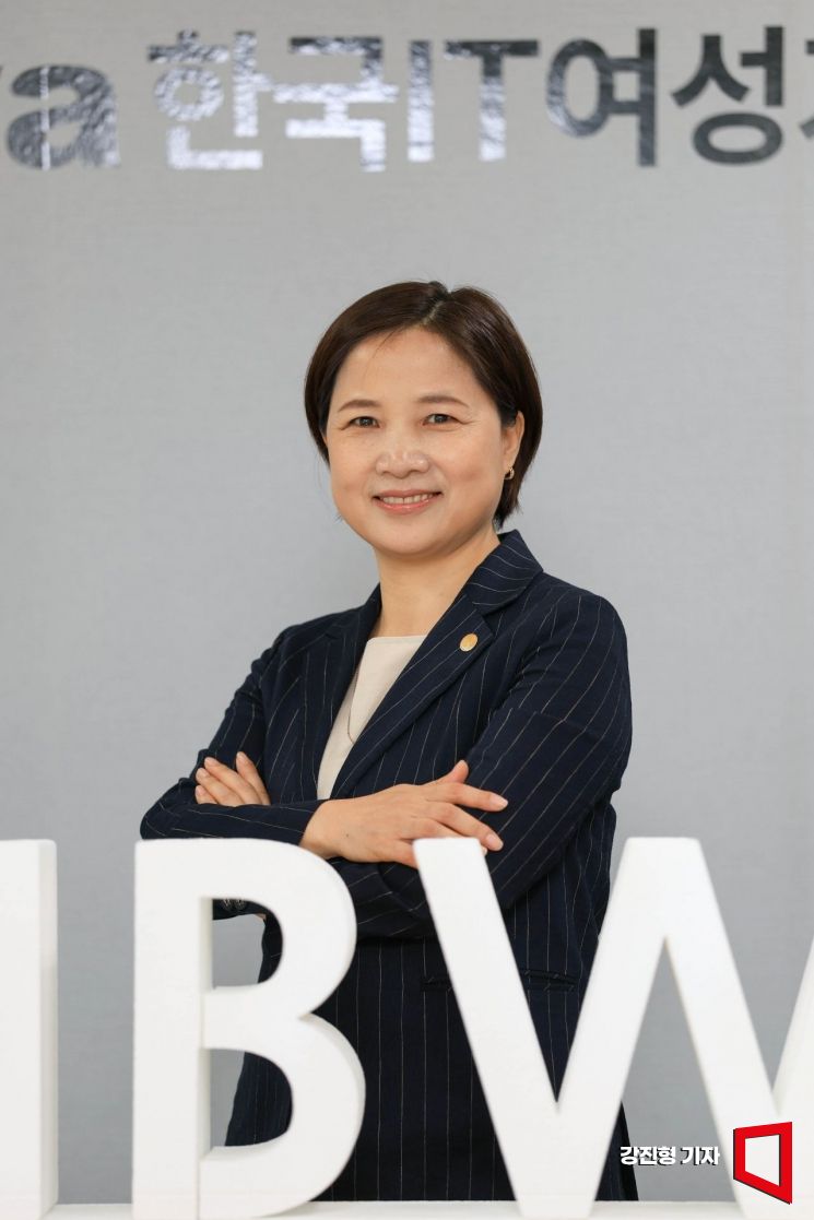 김덕재 한국IT여성기업인협회장이 지난 5월 27일 서울 강남구 한국과학기술회관에서 아시아경제와 인터뷰에 앞서 포즈를 취하고 있다. 강진형 기자