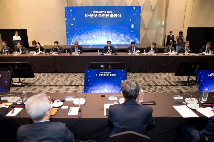 27일 오후 서울 용산구 드래곤시티에서 열린 K-문샷 추진단 출범식에서 인배경훈 부총리 겸 과학기술정보통신부 장관과 참석자들이 이야기를 나누고 있다. 과학기술정보통신부