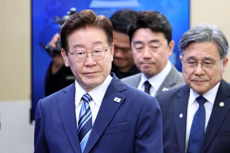 이재명 대통령이 27일 부산 해운대구에서 열린 제48차 유네스코 세계유산위원회 개최 준비 현황 보고회에 입장하고 있다. 2026.5.27 연합뉴스