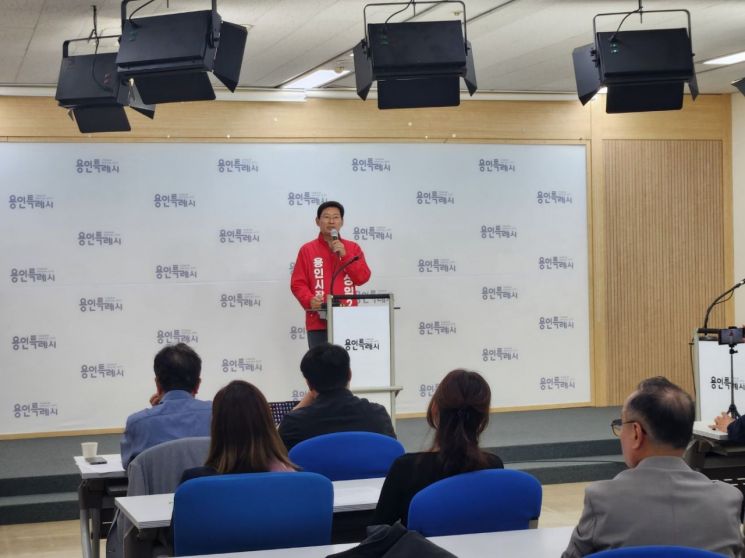 이상일 용인시장 후보(국민의힘)가 27일 긴급 기자회견을 열고 있다. 이종구 기자