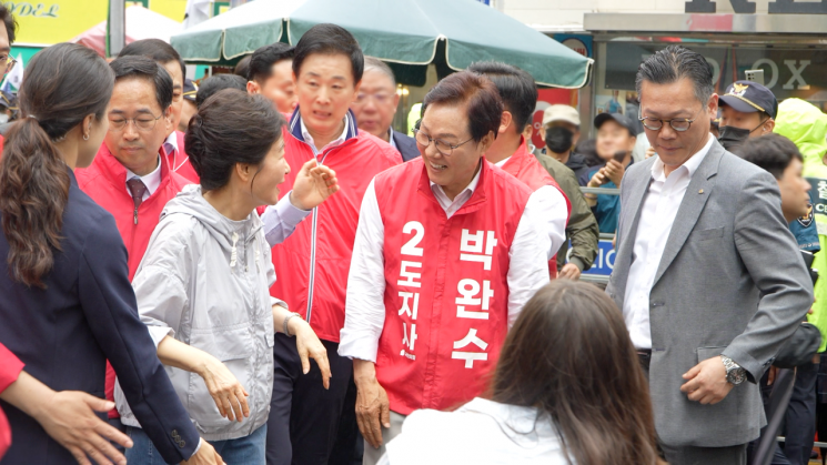 박근혜 전 대통령과 박완수 경남도지사 후보가 집중 유세가 펼쳐진 진주중앙시장에서 웃으며 대화를 나누고 있다. [사진제공=박완수 후보 선거사무소]