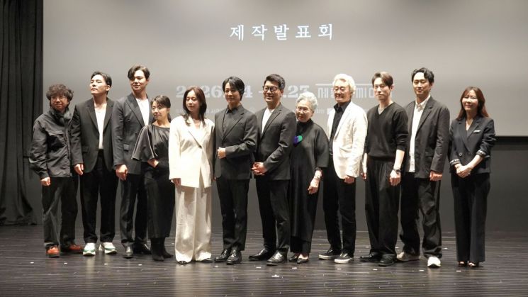 오는 7월4일 세종문화회관 M씨어터에서 개막하는 연극 '오이디푸스'의 출연 배우들과 제작진이 기념사진을 찍고 있다. 수컴퍼니