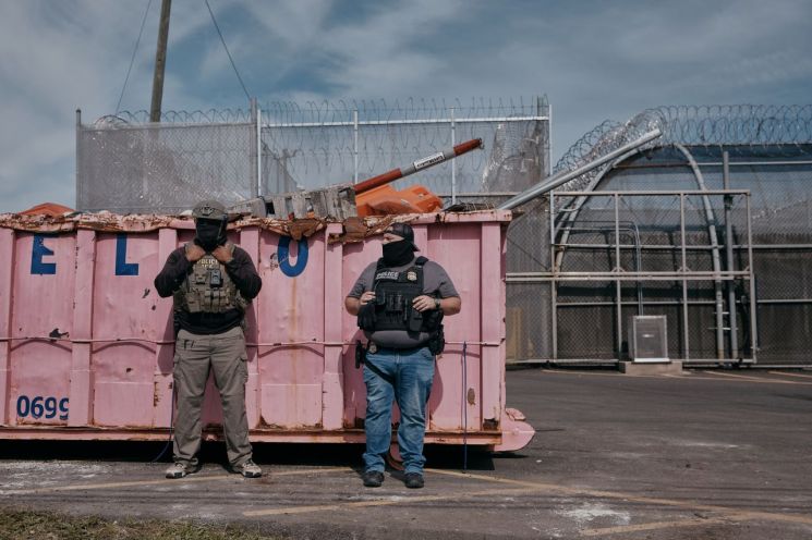 On the 26th (local time), ICE agents stood guard outside the Delaney Hall detention facility in Newark, New Jersey, USA, while protests against inmate transfers took place. Photo by AP Yonhap News
