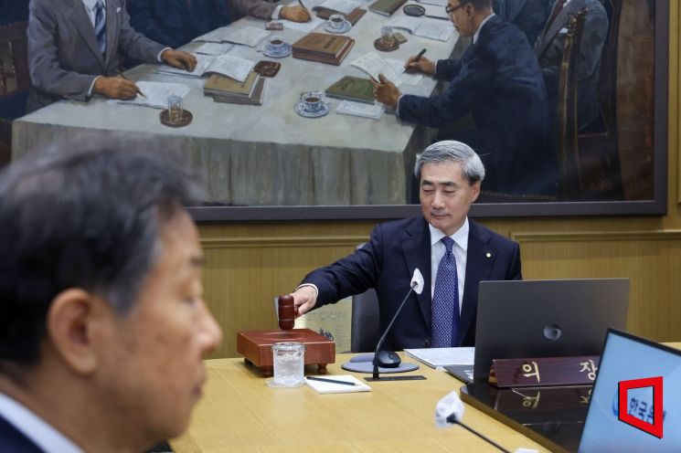 신현송 한국은행 총재가 28일 오전 서울 중구 한은에서 열린 금융통화위원회 본회의에 참석해 의사봉을 두드리고 있다. 사진공동취재단