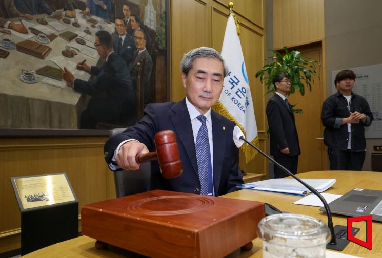 신현송 한국은행 총재가 28일 오전 서울 중구 한국은행에서 열린 금융통화위원회 본회의에 참석해 의사봉을 두드리고 있다. 사진공동취재단/20260528