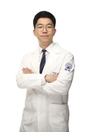 자생한방병원 척추관절연구소 최홍욱 한의사.  자생한방병원